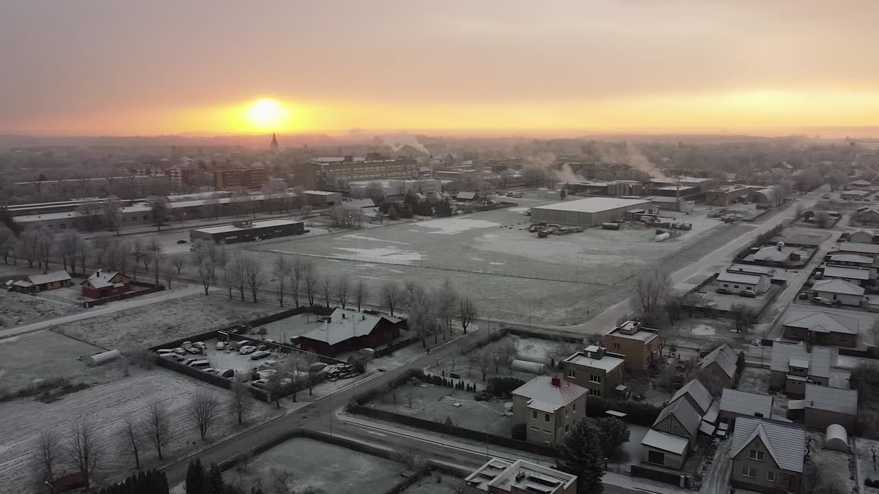 해가 뜨면 눈 속 에 있는 아름다운 유럽 도시 를 보여 주는 영화적 인 드론 촬영
