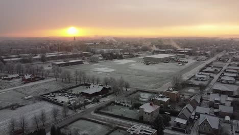 Toma-Cinematográfica-De-Un-Dron-Que-Revela-Una-Hermosa-Ciudad-Europea-En-La-Nieve-Al-Amanecer.