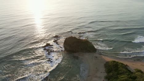 Imágenes-Aéreas-Cinematográficas-épicas-De-Un-Popular-Destino-De-Surfistas-En-El-Norte-De-Costa-Rica-Al-Atardecer