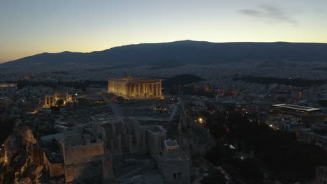 vista aérea del partenón iluminada durante el amanecer