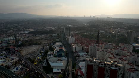 Toma-De-Drones-Hacia-Atrás-De-La-Ciudad-De-México-Occidental-Y-Edificios-Residenciales-En-Un-Día-Muy-Contaminado