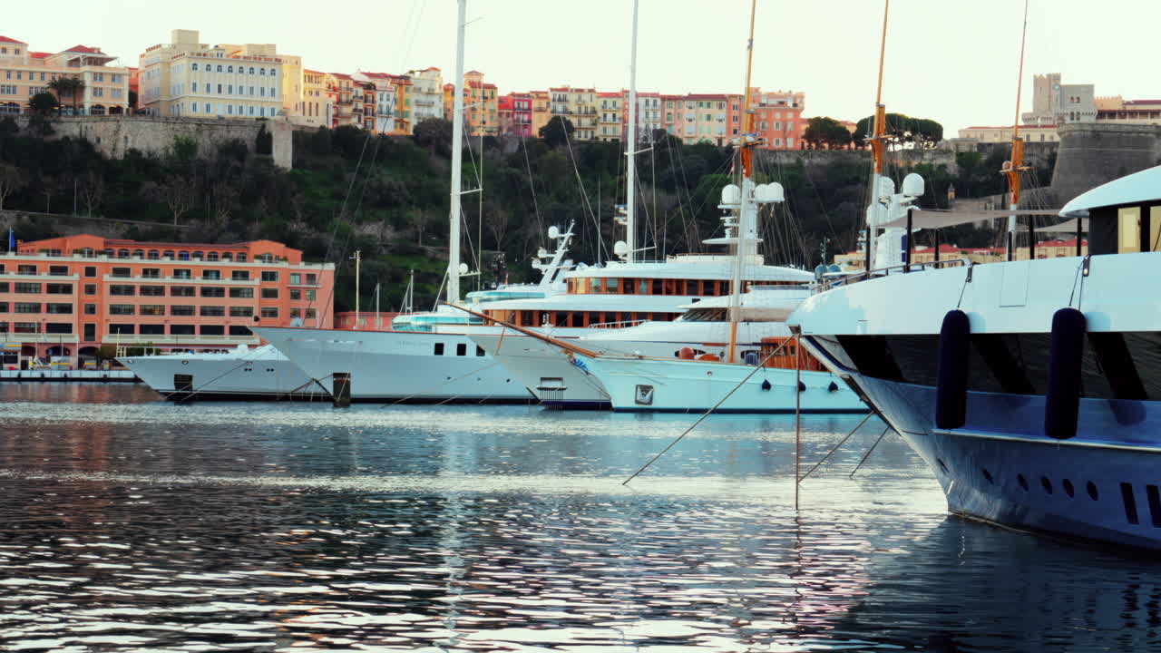 Vista delle barche ormeggiate nel porto turistico di Monaco con lo skyline della città sullo sfondo