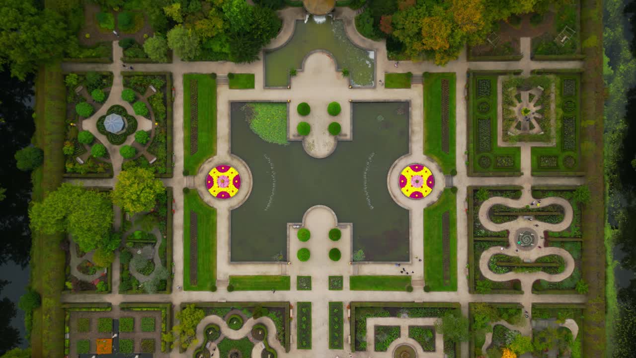 vista de drones desde arriba de hermosos jardines de castillos diseñados en el holandés arcen