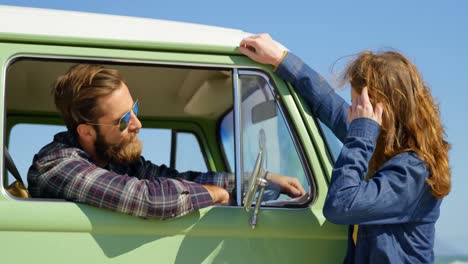 Pareja-Joven-Interactuando-Entre-Sí-En-Un-Día-Soleado-4k