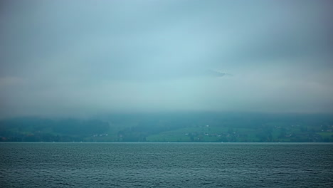 Lago-Attersee-O-Kammersee-En-Austria---Lapso-De-Tiempo-Brumoso