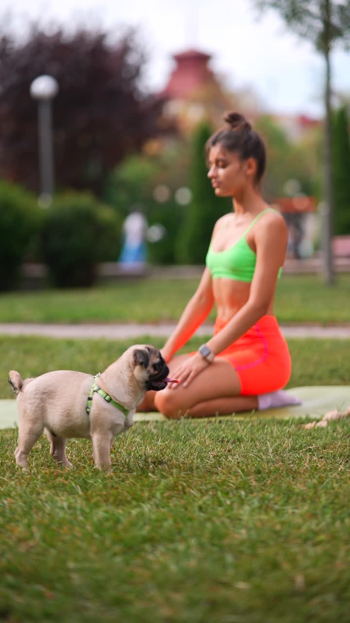 공원에서 강아지와 함께 요가를 연습하는 여자