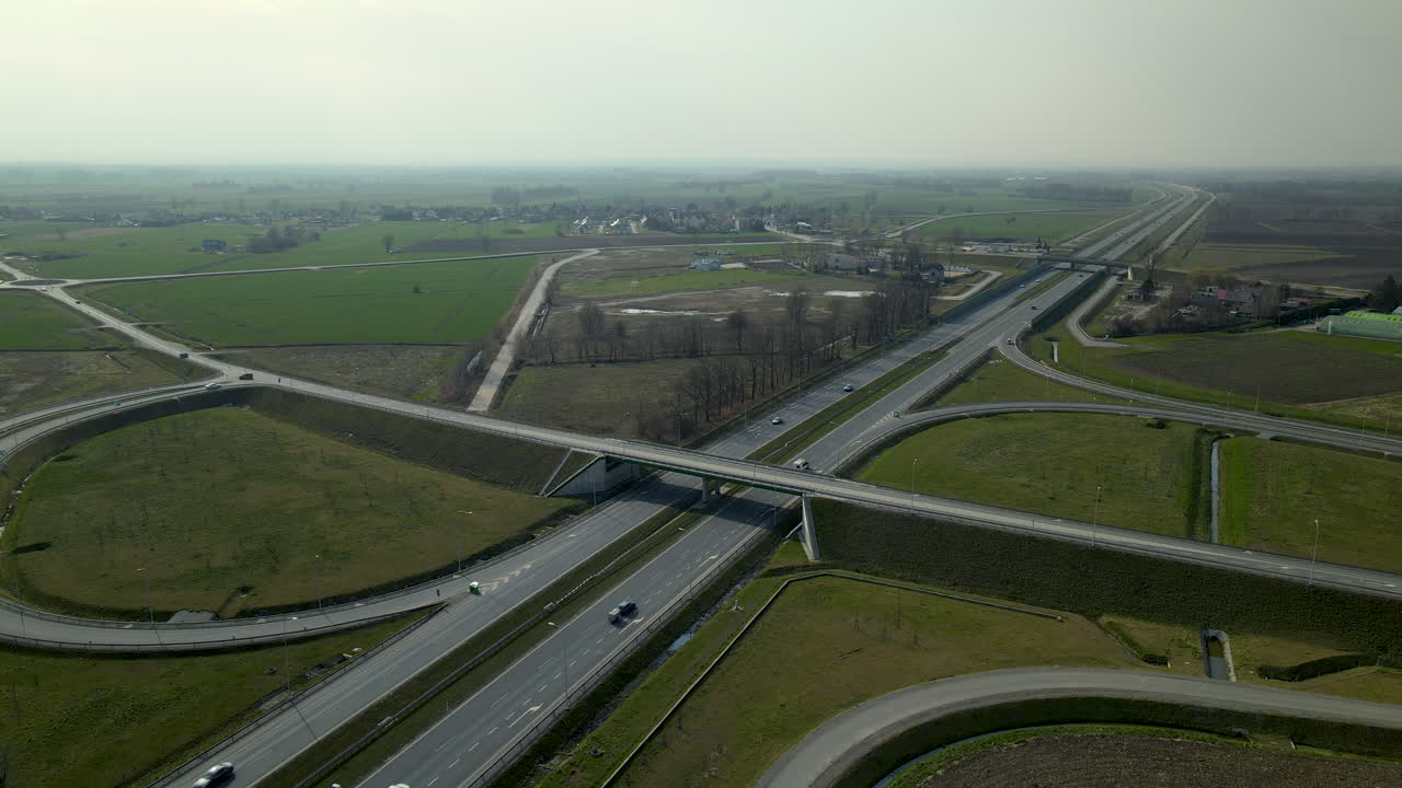화창한 날 시골 시골 지역에서 교통량이 많은 새로운 현대 폴란드 고속도로의 공중 드론 샷