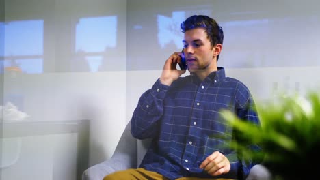 ejecutivo masculino hablando por teléfono móvil