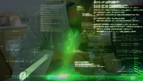 animación de punto de luz verde y procesamiento de datos sobre ingeniero caucásico que trabaja en una fábrica