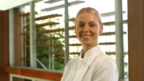 mujer rubia sonriente posando en uniforme