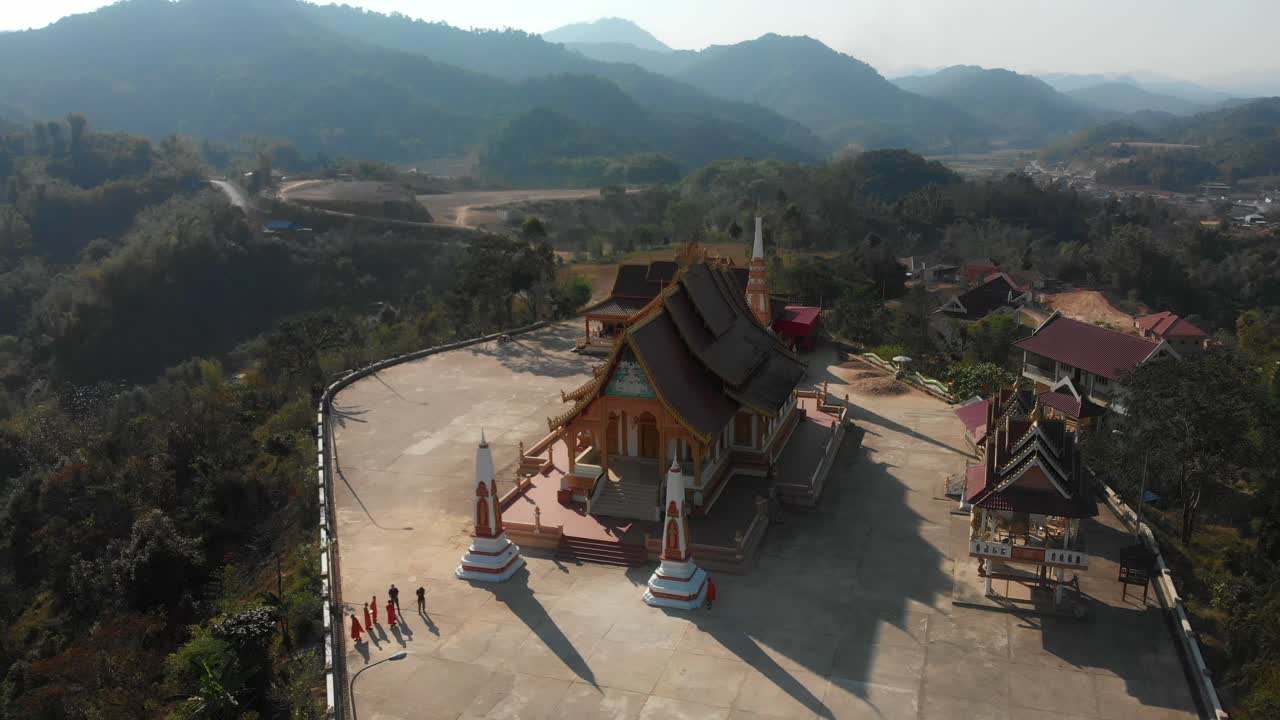 Monaci in un tempio a Sam Neua, Khwaeng Hua Phan, Laos