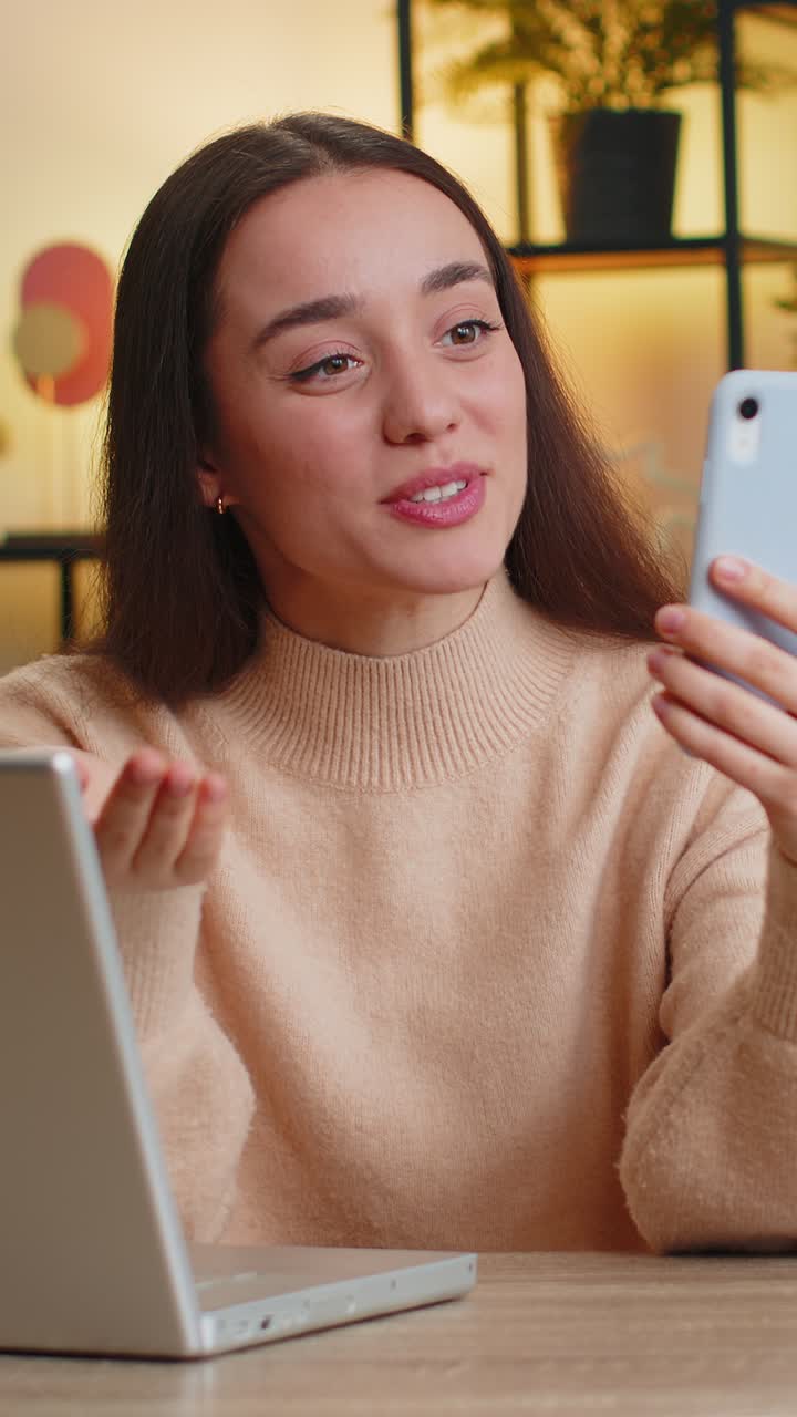 mujer tomando selfies en su teléfono inteligente saludando saludando comunicándose llamadas de video en línea grabando historias