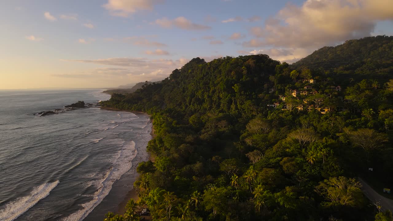 increíble toma aérea al atardecer de la hermosa playa dominicalito en costa rica