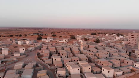 toma aérea de una vieja ciudad vacía en el desierto en palestina cerca de gaza por la mañana