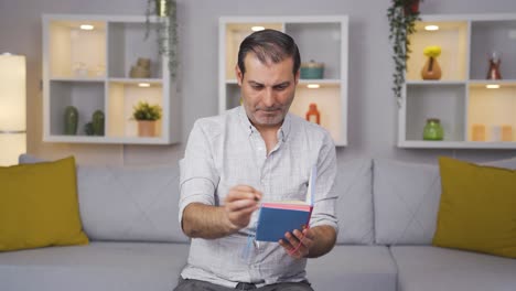 El-Hombre-Con-Cuaderno-Piensa-Y-Toma-Notas.