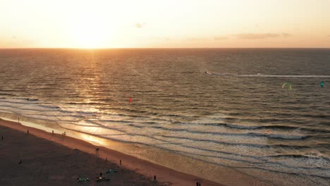 kitesurfistas cerca de la playa de domburg durante la puesta de sol