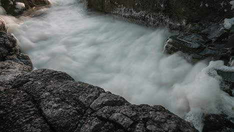 Movimiento-De-Espuma-Timelapsed-En-La-Orilla-Del-Mar.-Noruega-Del-Sur