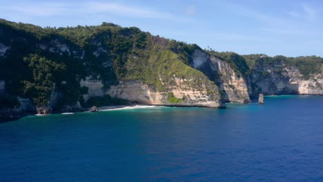 Impresionante-Vista-Aérea-De-La-Playa-De-Suwehan-Cerca-De-La-Playa-De-Diamantes-En-Un-Día-Soleado-Perfecto-Y-Tranquilo