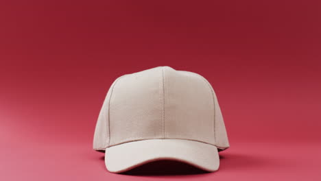 video de gorra de béisbol beige y espacio de copia sobre fondo rojo