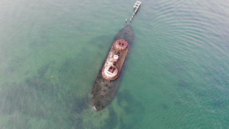 órbita aérea sobre el naufragio del hmas cererus frente a la costa de black rock, melbourne, australia