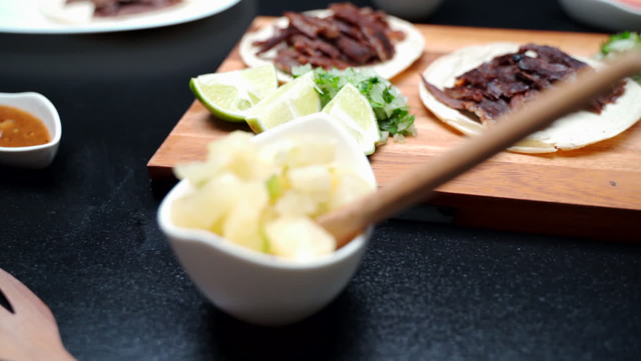 cena mexicana con tacos y salsas fiesta mexicana top sirloin panning