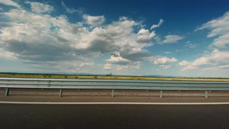 Klarer-Straßenrand-An-Sonnigen-Tagen-Mit-Schönen-Wolken