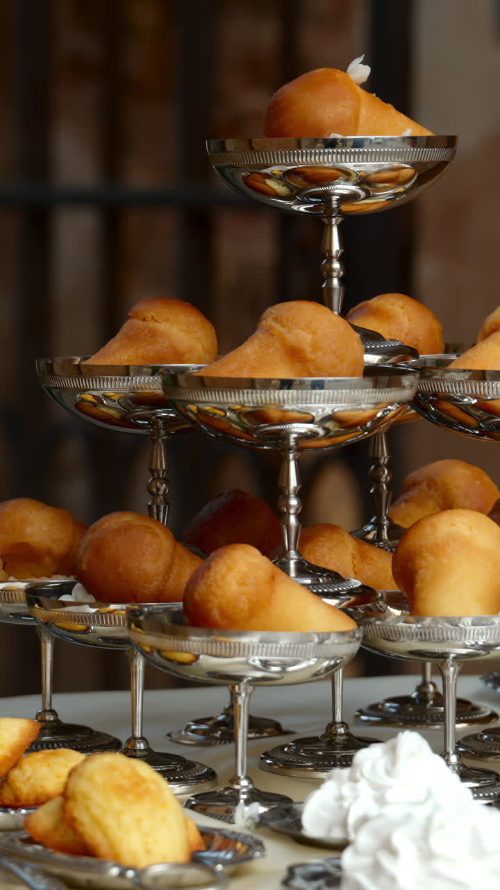 Buffet di dessert con babà al rum