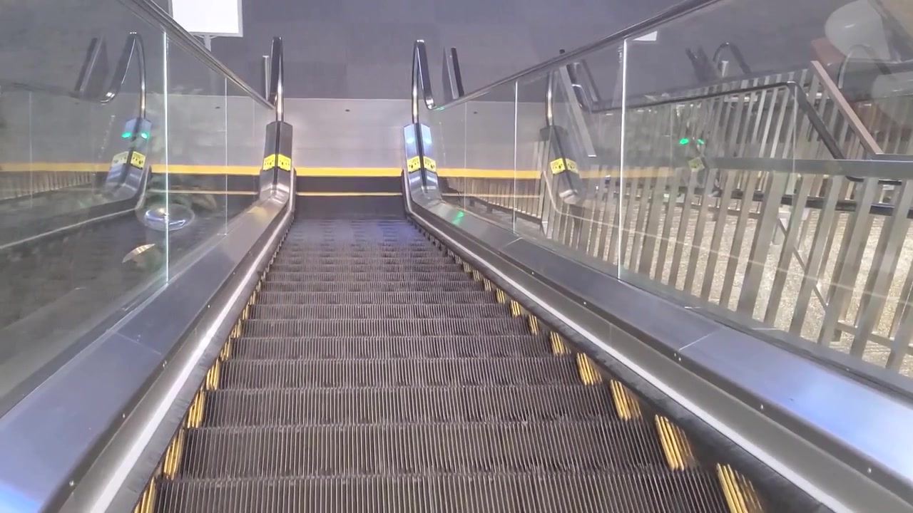 Tom, oppadgående rulletrapp på Norfolk internasjonale lufthavn i Norfolk, Virginia