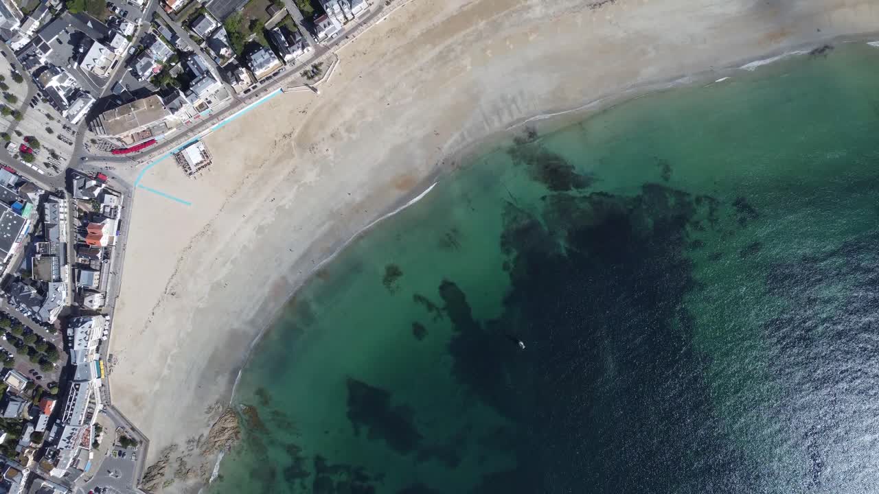 화창한 날씨, 프랑스 브리타니의 모르비한(morbihan)에 있는 해변과 퀴베론(quiberon) 마을의 최고 전망