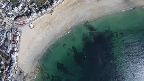 vista superior de la playa y la ciudad de quiberon en morbihan en bretaña en francia, clima soleado