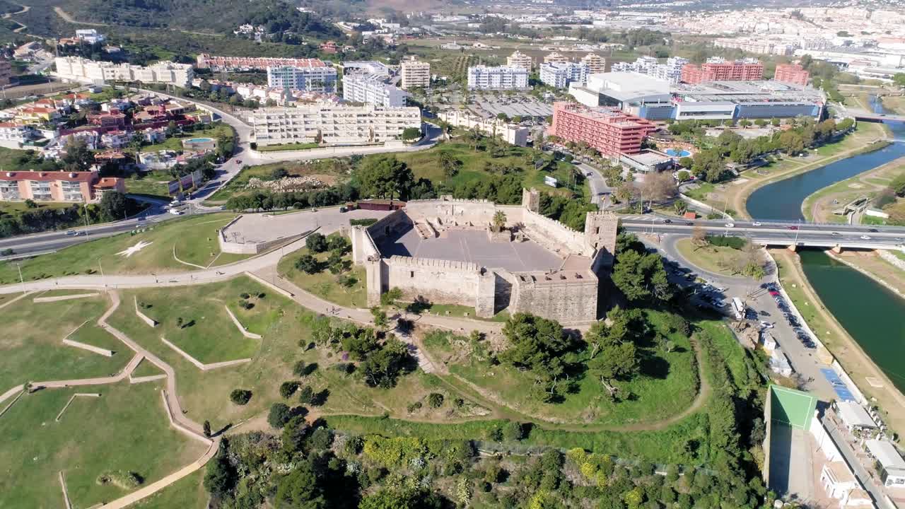 órbita aérea del castillo histórico en las afueras de fuengirola, españa
