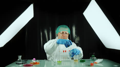 técnico de laboratorio hace una prueba de orina 4