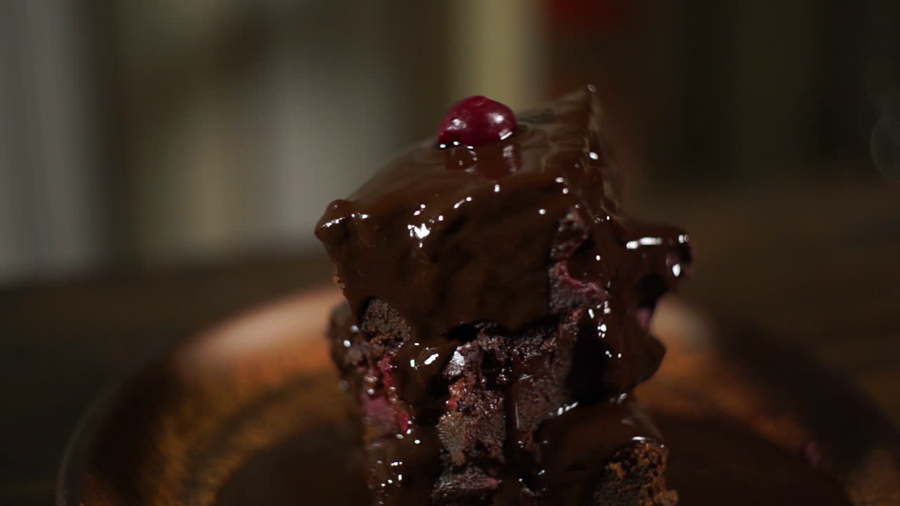 세라 ⁇  접시 에 있는 초콜릿 케이크. 맛있는 디저트. 브라우니 초콜릿 케이크