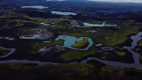 Aerial-landscape-view-of-Icelandic-highlands-textures,-dark-hills-and-mountains,-rivers-and-lakes,-on-a-cloudy-day