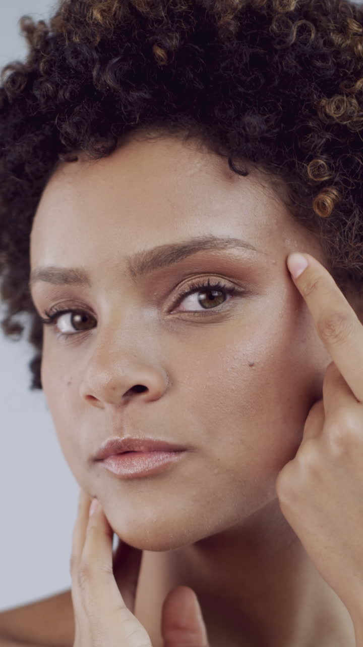 Close-up de uma jovem mulher tocando o rosto para cuidados com a pele