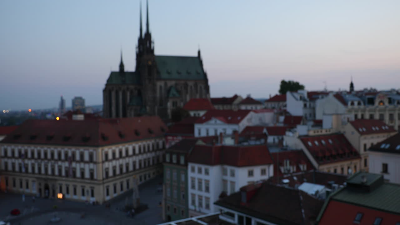 Vista della storica città di Brno dalla vecchia torre, che si rivela dai pilastri della colonna e poi la vista del panorama di Petrov