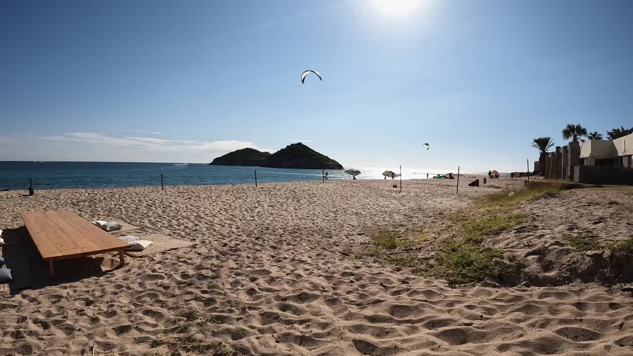 timelapse ubicado en una playa en el mar de cortez donde la gente practica kite surf