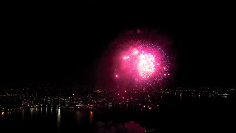 paralaje aéreo alrededor de los brillantes fuegos artificiales de año nuevo en bergen, noruega