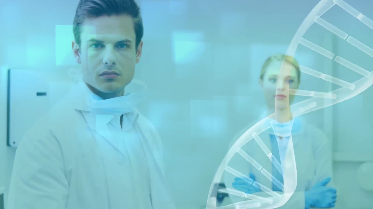 animación de la hilera de adn girando y procesamiento de datos sobre doctores caucásicos femenino y masculino