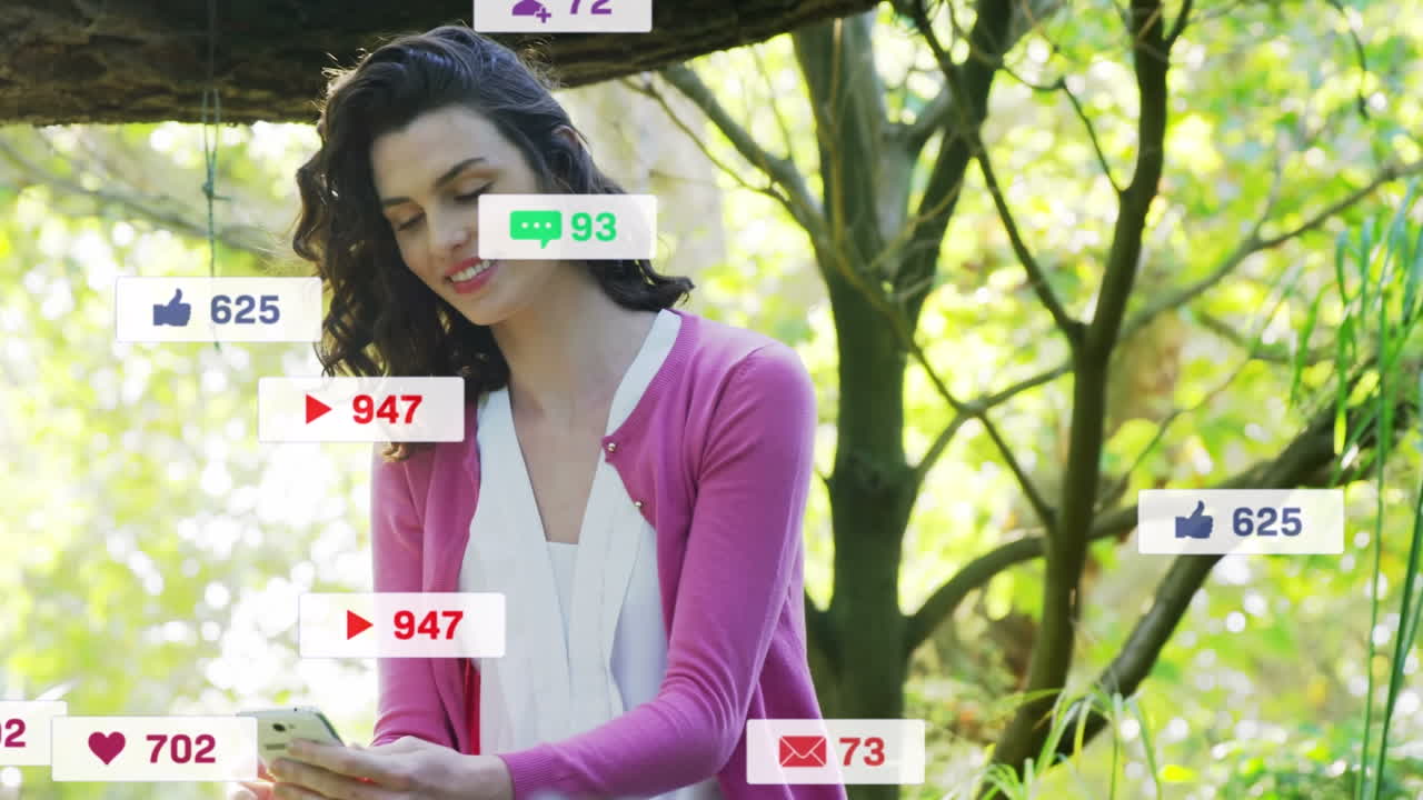 animación de iconos de las redes sociales y crecientes números sobre mujeres caucásicas que usan teléfonos inteligentes