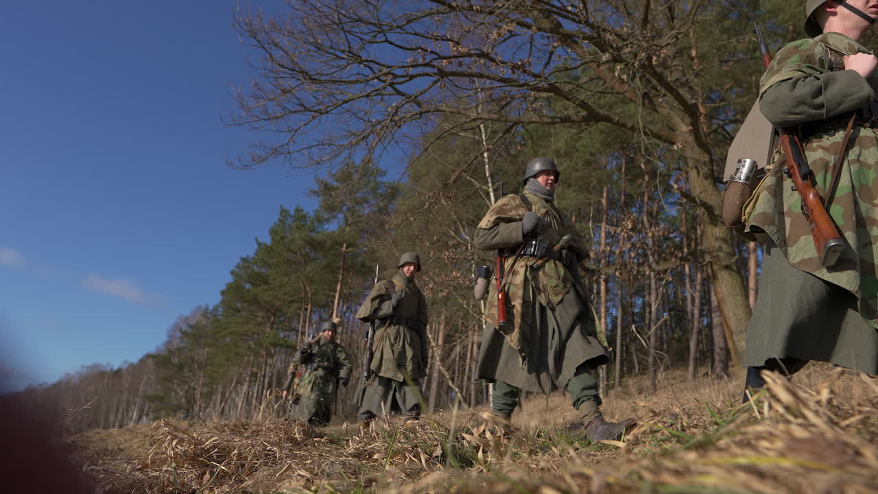 Soldati tedeschi in marcia nel bosco durante la Seconda Guerra Mondiale