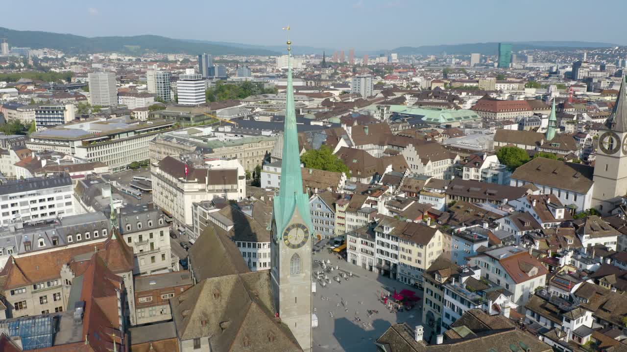 toma aérea en órbita sobre la iglesia fraumunster en zurich, suiza