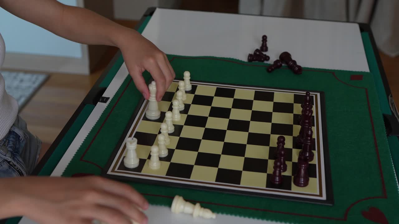 Bambini che giocano a scacchi