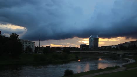 Nubes-De-Puesta-De-Sol-Sobre-El-Puente-Y-El-Río-Neris-En-La-Ciudad-Capital-Vilnius,-Lituania,-Estados-Bálticos,-Europa-1