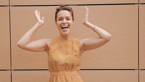 mujer sonriente en vestido amarillo con puntos de polca