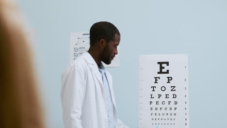 Doctor-pointing-at-Snellen-chart