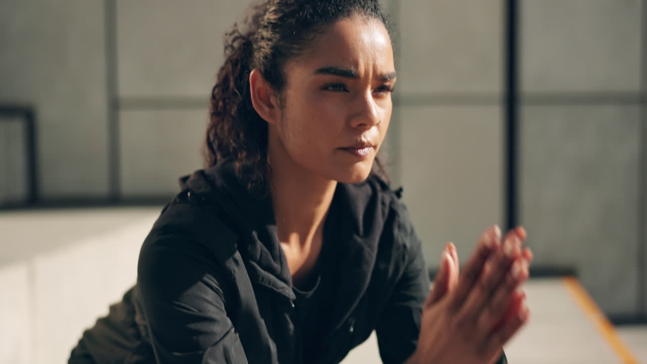 mujer en las escaleras de la ciudad para hacer ejercicio