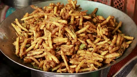 patatas fritas fritas en aceite guardadas en la tienda para la venta durante el día