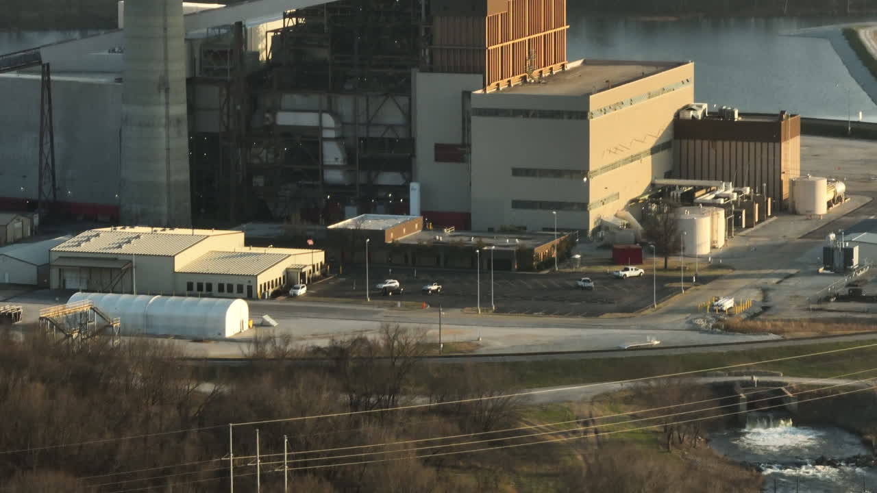 la central eléctrica de flint creek junto al lago swepco, arkansas durante la puesta de sol, vista aérea
