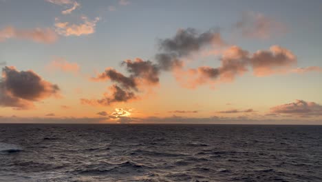 impresionante puesta de sol colorida sobre el horizonte del océano sin tierra, nadie